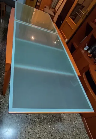 Mesa de comedor cristal y madera.