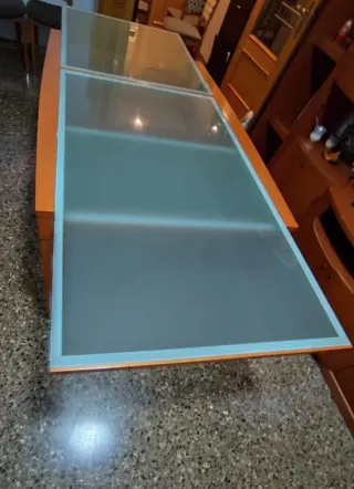 Mesa de comedor cristal y madera.