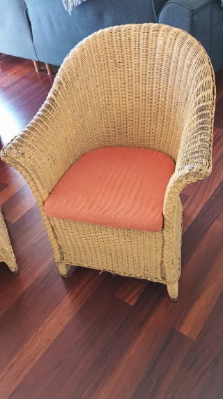 2 Sillones de ratan con Cojines Naranja.