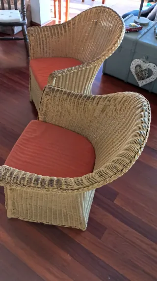 2 Sillones de ratan con Cojines Naranja.