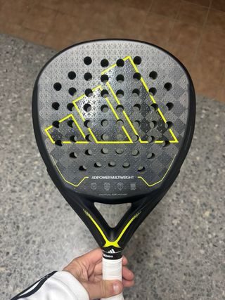 Pala de pádel Adidas en buen estado sin roces go