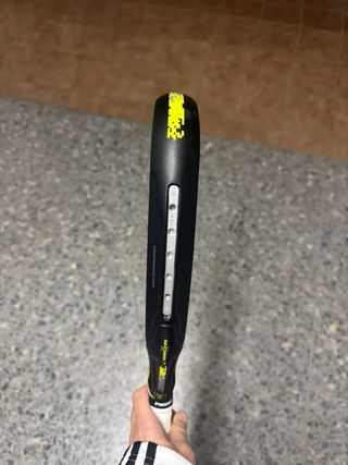 Pala de pádel Adidas en buen estado sin roces go