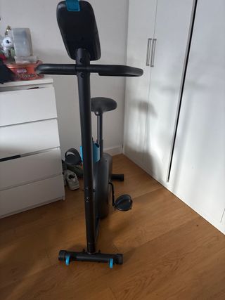 Bicicleta estática negra y azul