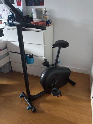 Bicicleta estática negra y azul