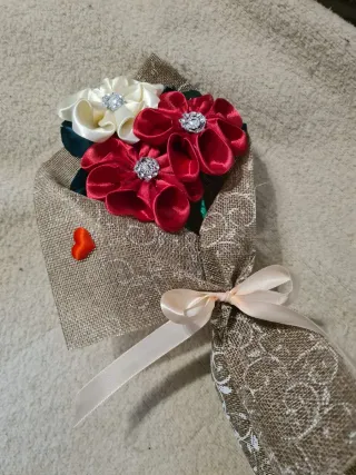 Florbela Eterna - Flores de Cetim Vermelhas e Bran