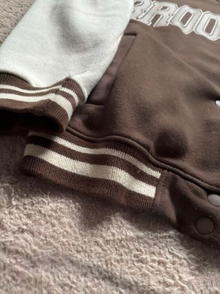 Chaqueta Varsity Pull&Bear Marrón y Blanca Talla L