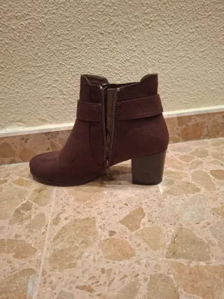 Botines ante tacón ancho