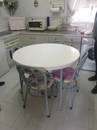 Mesa de cocina redonda con 4 sillas