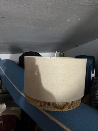 Lámpara de tela y ratán