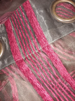 3 Cortinas negras y rojas con ojales