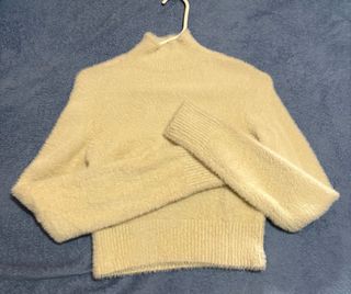 Suéter de pelo beige cuello alto