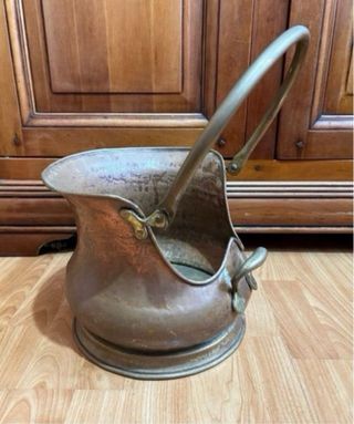 Macetero antiguo de cobre, bronce y latón