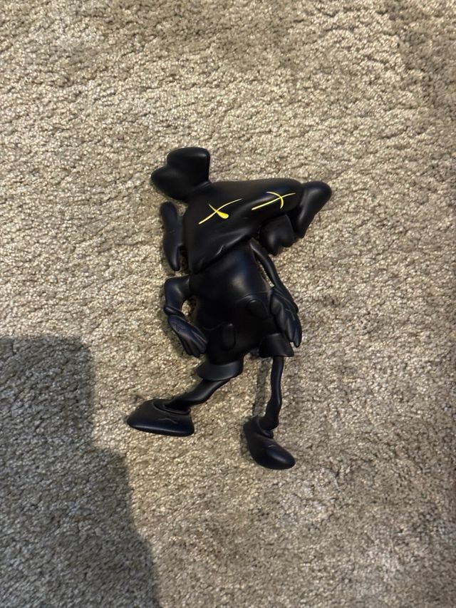 KAWS Robert Lazzarino Figuras