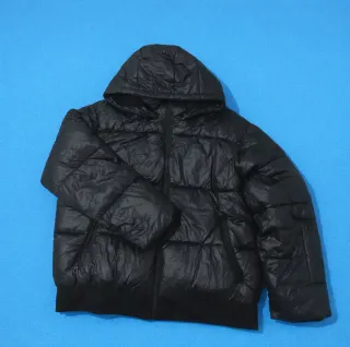 Chaqueta acolchada negra con capucha