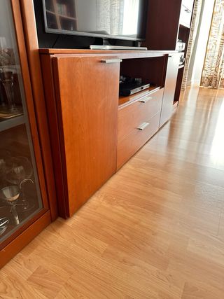 Mueble de salón madera y cristal