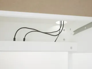 Escritorio blanco con cajonera a juego