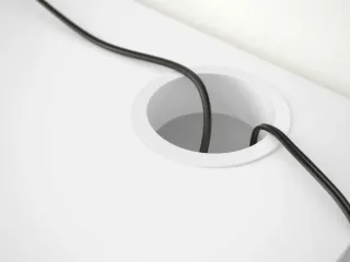 Escritorio blanco con cajonera a juego