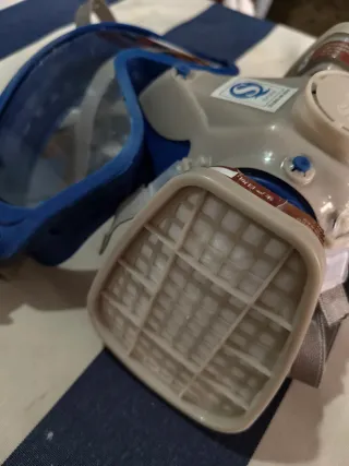 Máscara respiratoria con filtros sin usar