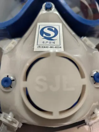 Máscara respiratoria con filtros sin usar