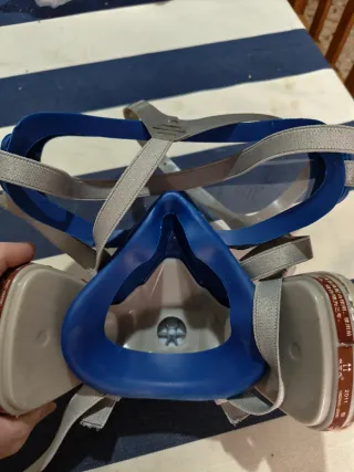 Máscara respiratoria con filtros sin usar