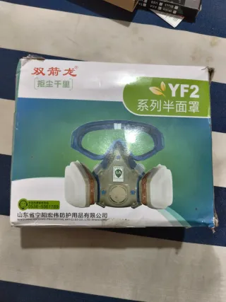 Máscara respiratoria con filtros sin usar