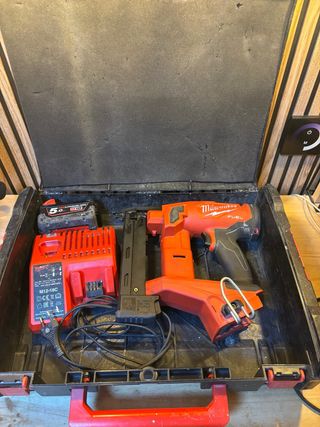 Clavadora Milwaukee FUEL FNCS18GS