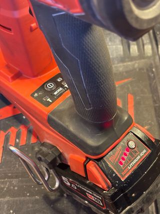 Clavadora Milwaukee FUEL FNCS18GS