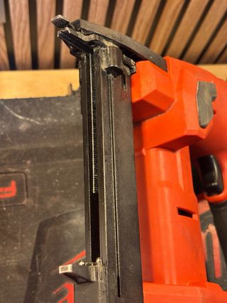 Clavadora Milwaukee FUEL FNCS18GS