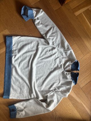 Sudadera gris y vaquera