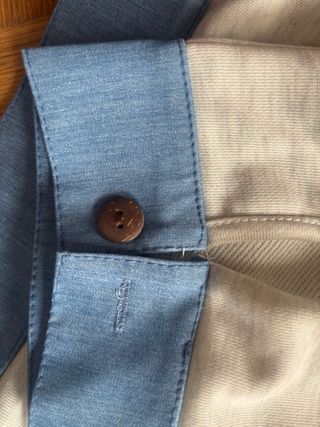 Sudadera gris y vaquera