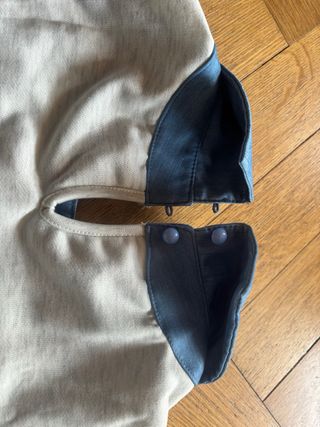 Sudadera gris y vaquera