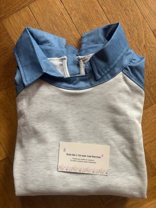 Sudadera gris y vaquera