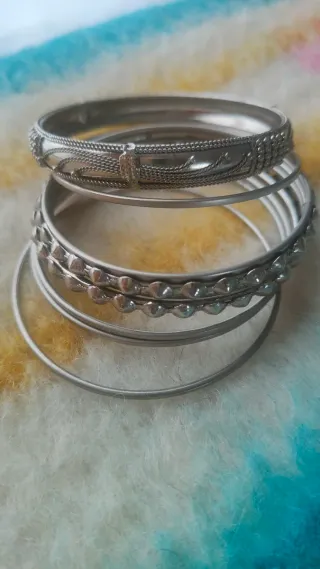 Pulseras labradas plateadas