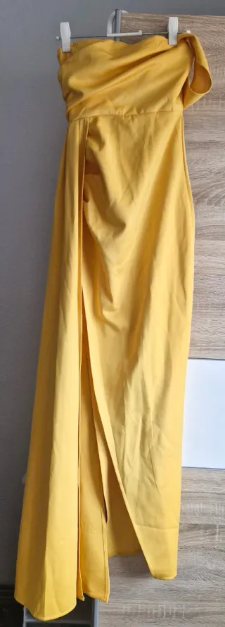 Vestido amarillo largo con abertura de boda