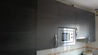 Cocina modular negra y plateada