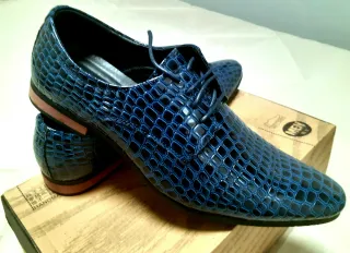 Zapatos charol azul efecto cocodrilo.