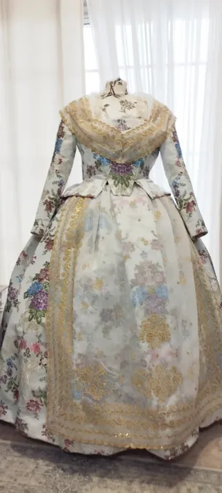 Traje de Fallera sin manteletas