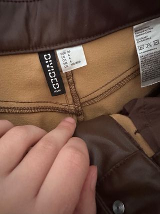 Pantalón efecto piel marrón