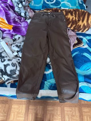 Pantalón efecto piel marrón