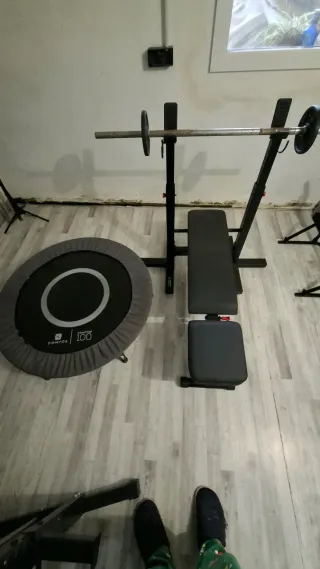 Banco de pesas con barra y discos mas cama elastic