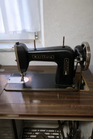 Máquina de coser Wertheim antigua