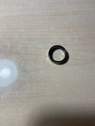 Anillo Negro con Diseño Dorado