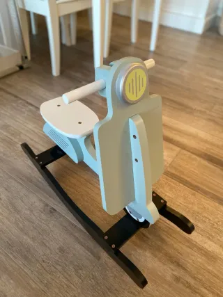 Balancín Vespa Childhome de madera.