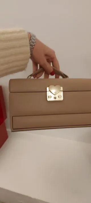 Custodia per gioielli beige con chiusura oro