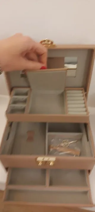 Custodia per gioielli beige con chiusura oro