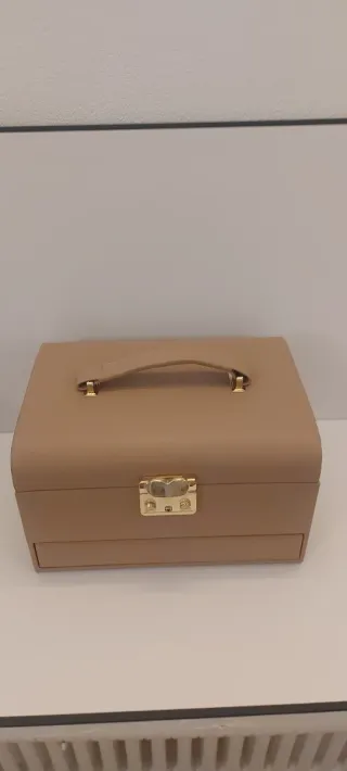Custodia per gioielli beige con chiusura oro