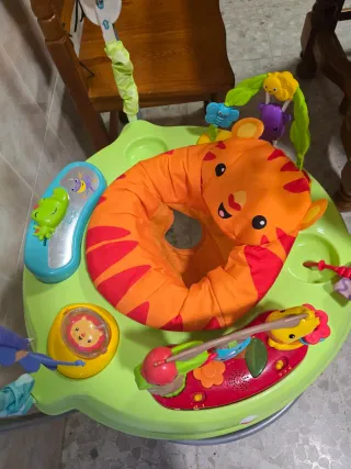 Saltador para bebés con juguetes