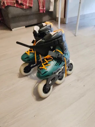 Patines en línea verdes y negros