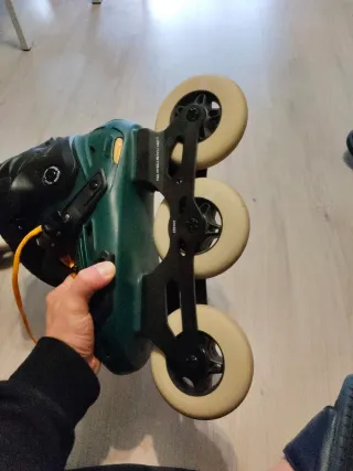 Patines en línea verdes y negros