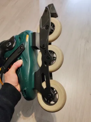 Patines en línea verdes y negros